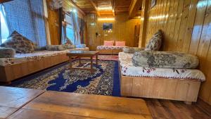 ein Wohnzimmer mit Sofas und einem Tisch in der Unterkunft Cafe Saffron Sips & Stays - Alpine Suites Naggar Near Manali in Nagar + 61 Fotos