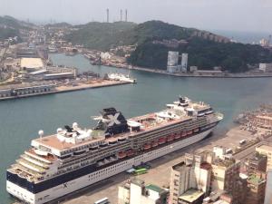 基隆的住宿－萊茵商旅，游轮停靠在港口