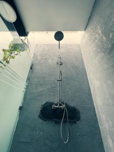 ein Zimmer mit einer Dusche mitten im Zimmer in der Unterkunft Casa Mangle in Tepic + 2 Fotos