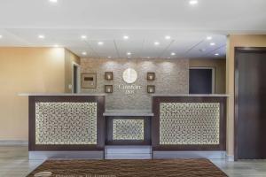 a lobby of a hospital with a sign on a wall at Comfort Inn Trenton in Trenton