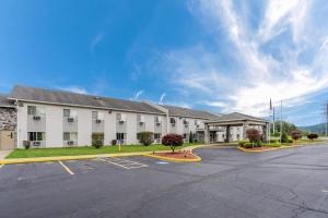 an empty parking lot in front of a hotel at Econo Lodge Painted Post - Corning in Painted Post
