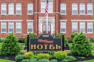 a sign for a hotel in front of a building at The Federal Pointe Inn Gettysburg, an Ascend Collection Hotel in Gettysburg