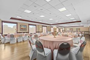 a banquet hall with tables and chairs in a room at Comfort Suites Manassas Battlefield Park in Manassas +32 photos