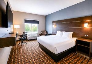 En eller flere senger på et rom på Econo Lodge Augusta West near Fort Gordon + 70 bilder