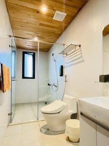 a bathroom with a toilet and a shower and a sink at 喜滿家民宿 in Zhuqi +39 photos