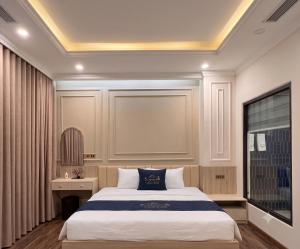 a bedroom with a large bed and a window at Su House Villa in Gò Ba Quần
