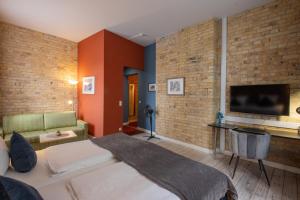 a hotel room with a bed and a tv at Boutique Hotel Schwarzer Baer in Lutherstadt Wittenberg