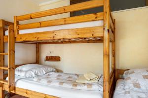 a bunk bed room with two bunk beds at Cattle Barn - leben auf dem Hof in Tröndel