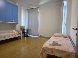 a hospital room with two beds and a table at Da Silvia ampio appartamento metro Paradiso in Collegno