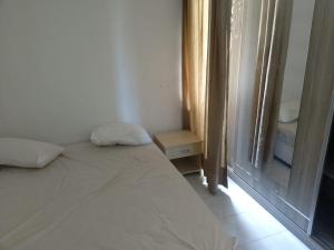 a white bed in a room with a window at Apartament Ada in Buyukada