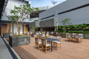 an outdoor patio with a table and chairs at FOX Lite Hotel Majalaya in Bojong