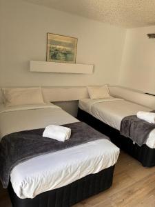 a room with two beds in a room at Emerald Central Hotel in Emerald