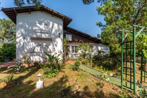 a house with a garden in front of it at Dunevoile chambre d'hôtes in Biscarrosse-Plage