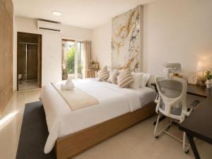 a bedroom with a bed and a desk and a chair at Apartment Phuket Old Town Fast Wifi Netflix Pool Gym Cityview in Phuket +10 photos