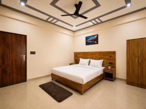 a bedroom with a bed and a ceiling fan at Hariom Stay Rishikesh in Rishīkesh +1 photo