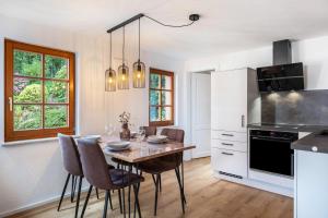 a kitchen with a table and chairs in a room at Ferienhaus Schmuckstück in Schiltach