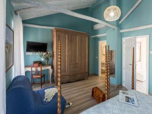 a bedroom with blue walls and a blue couch at CASA LOS LAGARES in Moriles