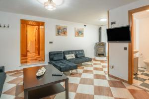 ein Wohnzimmer mit Sofa und Fernseher in der Unterkunft Calma Cazorla in Cazorla