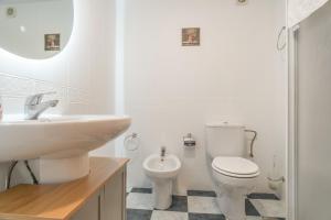 ein weißes Badezimmer mit Toilette und Waschbecken in der Unterkunft Calma Cazorla in Cazorla + 17 Fotos