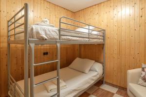 ein Etagenbett in einem Zimmer mit Holzwänden in der Unterkunft Calma Cazorla in Cazorla