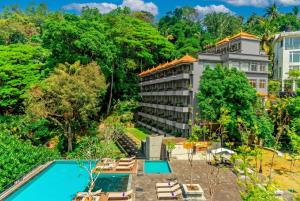 Luftaufnahme eines Hotels mit Swimmingpool in der Unterkunft Thilanka Hotel in Kandy