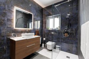 a bathroom with a sink and a shower at Bayleaf Coastal Apartment in Marsaxlokk
