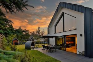 a house with a patio with a table and chairs at Loftowe Zacisze in Bystra