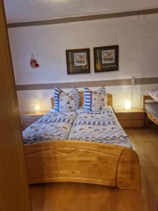 a bedroom with a wooden bed with blue and white pillows at Hennickes Fewo in Friedrichshof