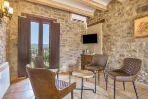 a waiting room with chairs and a tv at Cal Potret in Argençola