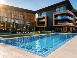 Piscina de la sau aproape de Hotel Complex SamElyon
