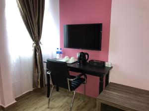 TV a/nebo společenská místnost v ubytování Elmark Hotel Kuantan