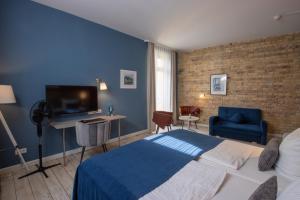 a hotel room with a bed and a tv at Boutique Hotel Schwarzer Baer in Lutherstadt Wittenberg +58 photos