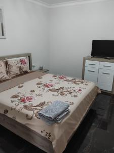 a bed with towels on top of it in a room at Residence Manu Tg Neamț in Târgu Neamț