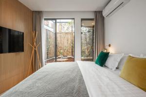 a bedroom with a large white bed and a window at JIDMI HOTEL in Xiamen +29 photos