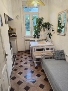 a room with a table and a potted plant at Apartman - kuca za odmor Slatina in Vrnjačka Banja