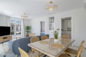 a dining room with a table and chairs at Martin De Aldehuela Apartment in Ronda