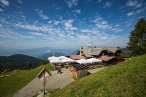 a building on the side of a hill with a view at Apartment-Ferienwohnung 3 Treffen am Ossiachersee in Treffen