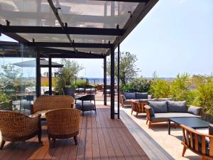 eine Terrasse mit Tischen und Stühlen an einem Gebäude in der Unterkunft Triviho Hotel in Rom