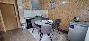 eine kleine Küche mit einem Tisch und Stühlen in der Unterkunft Apartment Baya Friendly in Žabljak