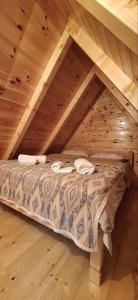 ein Bett in einem Zimmer auf dem Dachboden in der Unterkunft Apartment Baya Friendly in Žabljak