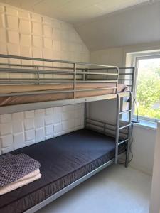 a room with two bunk beds and a window at Stort byhus i Lemvig in Lemvig