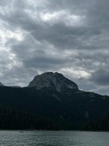 ein Berg inmitten eines Gewässers in der Unterkunft Apartment Baya Friendly in Žabljak