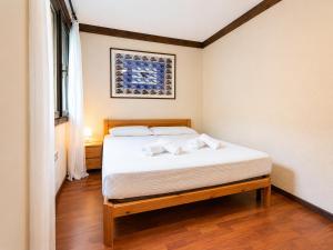 a bedroom with a bed with white sheets and a window at Hostdomus - B4-03 in Grange Sises