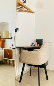 a desk with a chair in a room at Antigua 22 in Monopoli