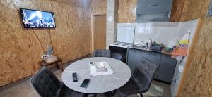 eine Küche mit Tisch, Stühlen und Fernseher in der Unterkunft Apartment Baya Friendly in Žabljak