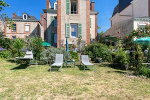 a group of chairs in front of a house at Le Petit Bécot De Paimpol in Paimpol