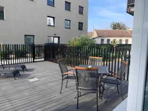 a patio with a table and chairs and a building at Apartmán Mia in Mikulov +1 photo