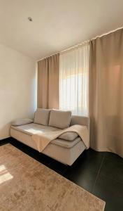 a bed sitting in a room with a window at Boom Station & Schorre Suites in Boom