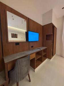 a home office with a desk and a television at ReLax havanaa in Cairo