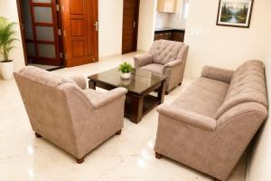 a living room with two chairs and a coffee table at Hotel IT Park Home Stay Near DLF City Centre Mall in Manī Mājra